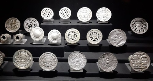 Ornamentos de Orelha em Prata, Época Chimú Imperial 1300-1532 d.C. Museu larco em Lima, Perú.